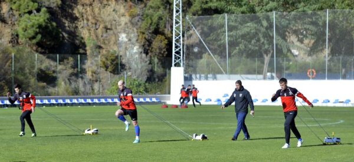 FOTO Au arat terenul » Steliştii au transpirat din greu, fiind nevoiţi să tragă o greutate de 20 de kilograme