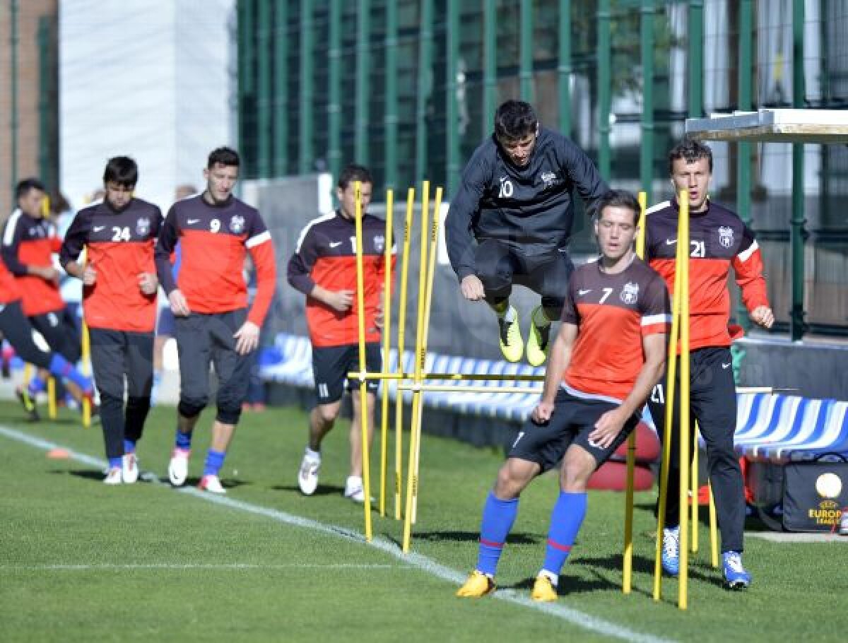 FOTO Au arat terenul » Steliştii au transpirat din greu, fiind nevoiţi să tragă o greutate de 20 de kilograme