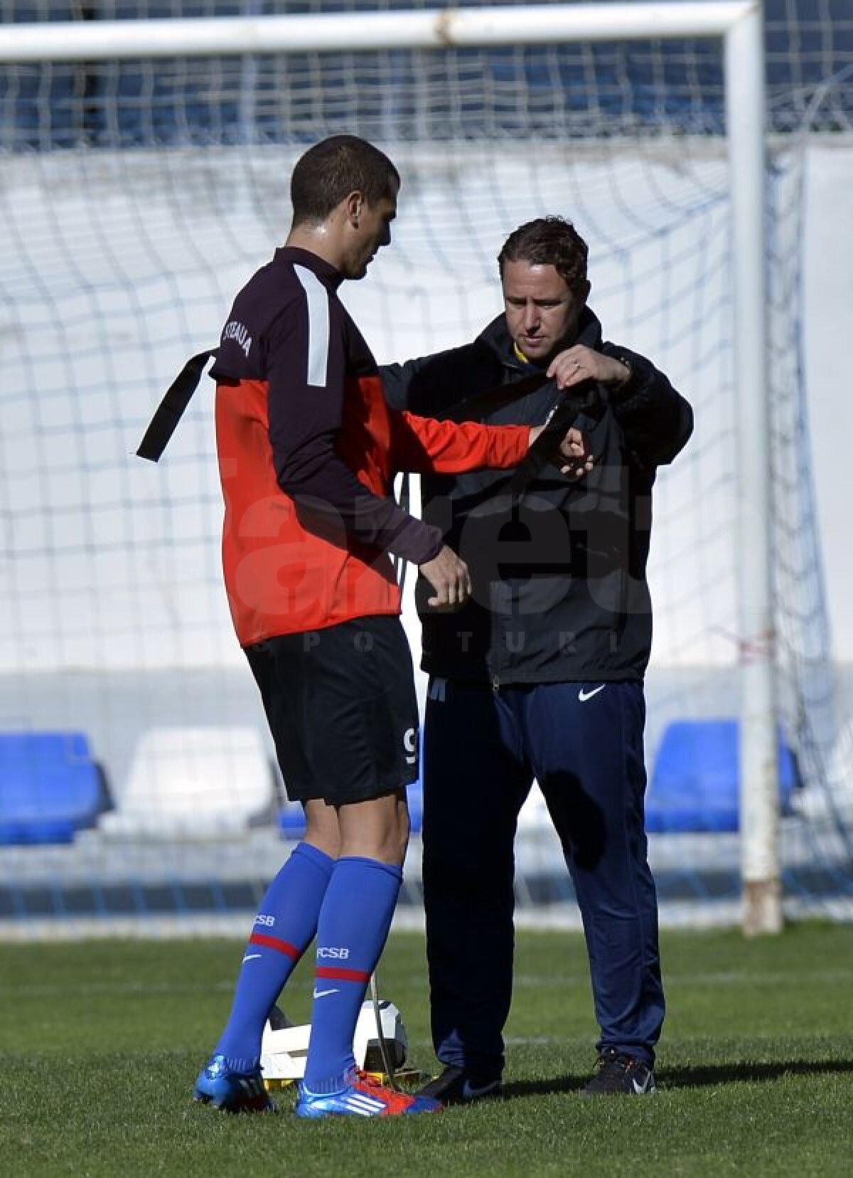 FOTO Au arat terenul » Steliştii au transpirat din greu, fiind nevoiţi să tragă o greutate de 20 de kilograme