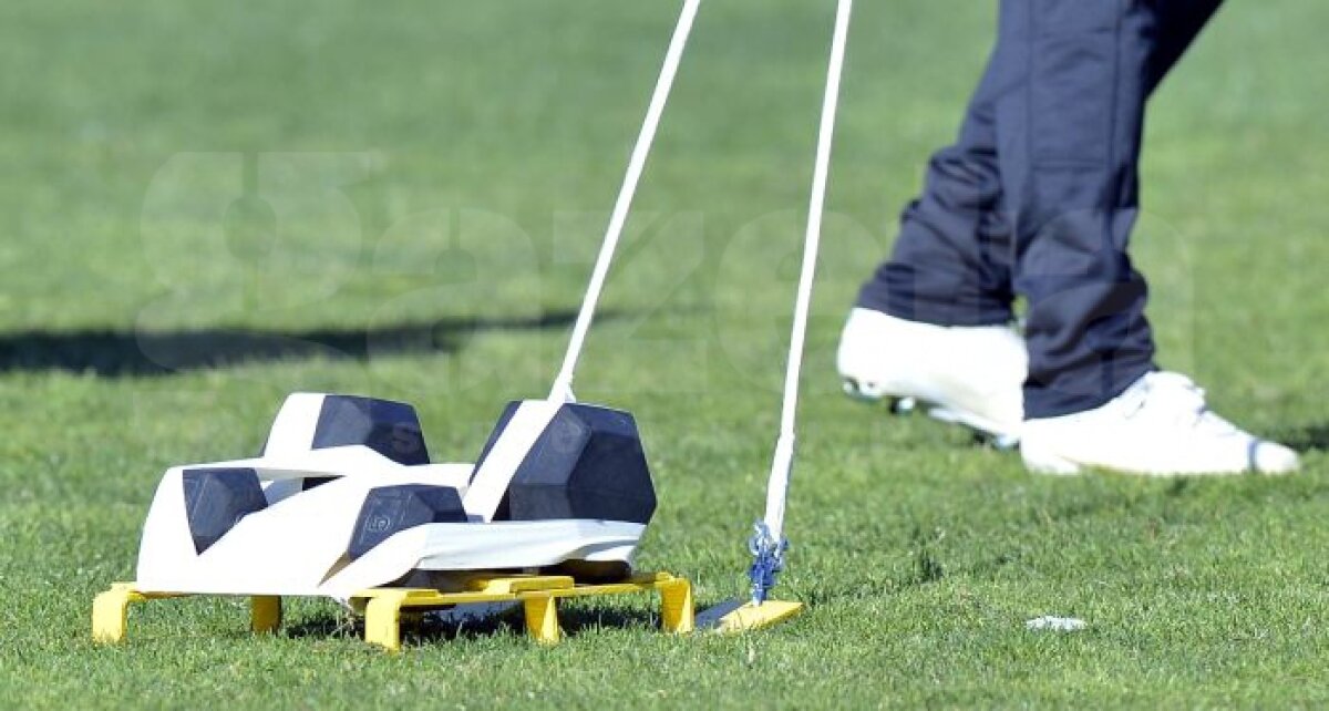 FOTO Au arat terenul » Steliştii au transpirat din greu, fiind nevoiţi să tragă o greutate de 20 de kilograme