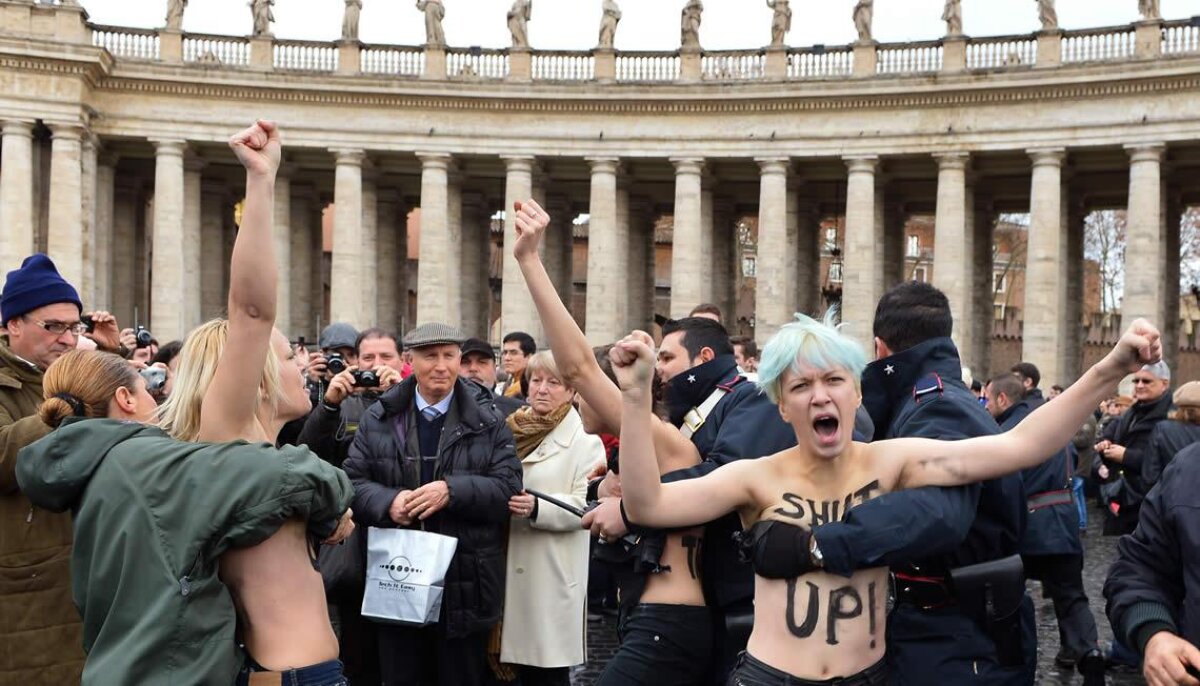 Fetele de la Femen au protestat şi în faţa Papei: "Libertate pentru homosexuali"