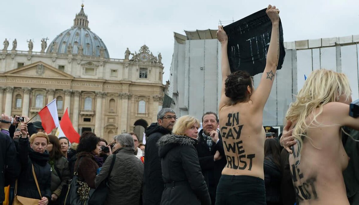 Fetele de la Femen au protestat şi în faţa Papei: "Libertate pentru homosexuali"