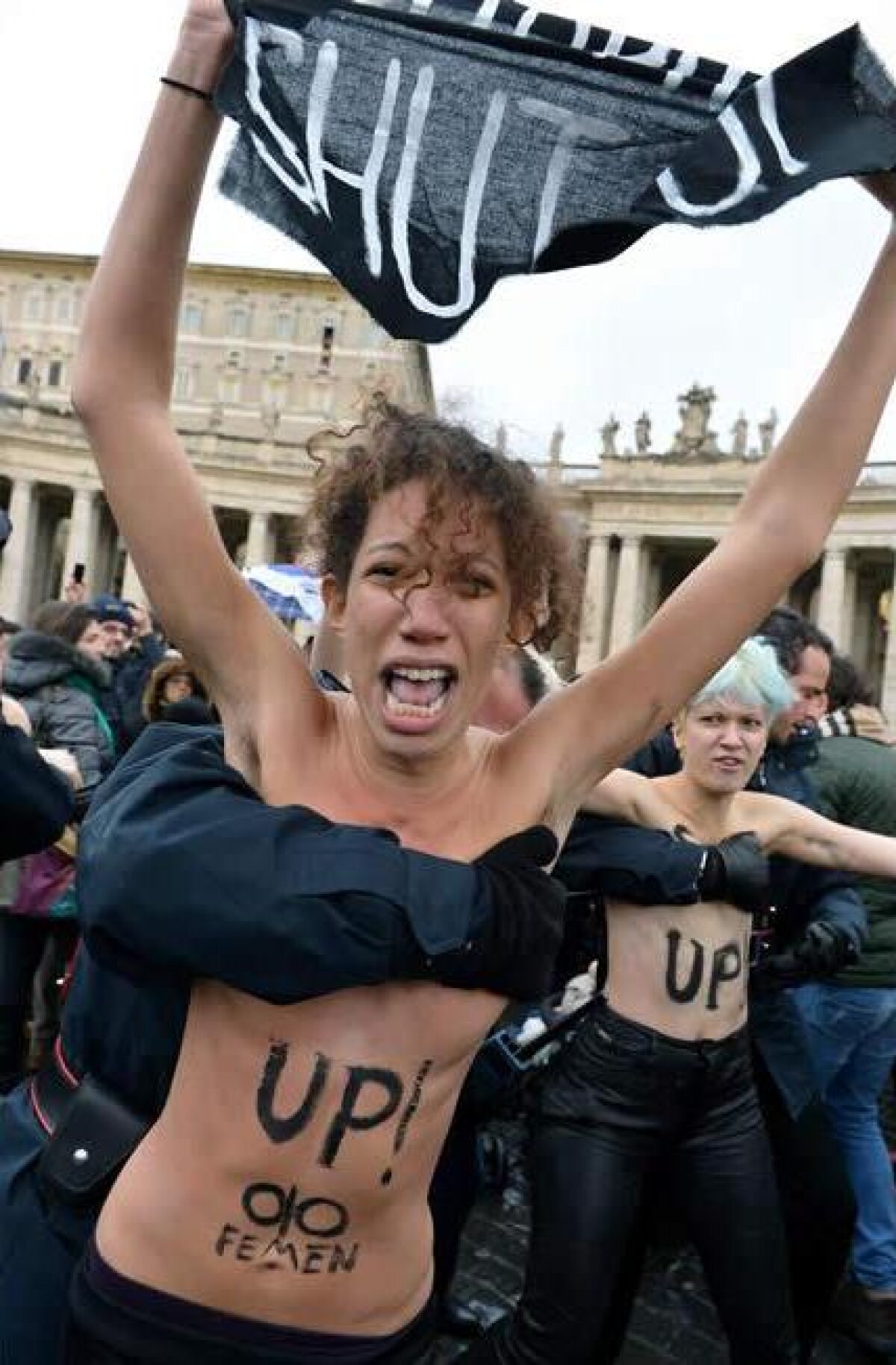 Fetele de la Femen au protestat şi în faţa Papei: "Libertate pentru homosexuali"