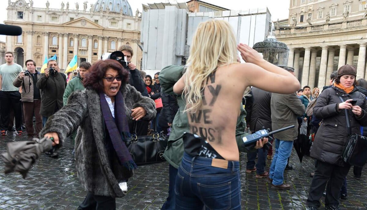 Fetele de la Femen au protestat şi în faţa Papei: "Libertate pentru homosexuali"