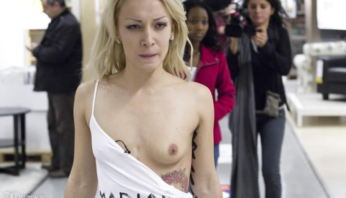 Fetele de la Femen au protestat şi în faţa Papei: "Libertate pentru homosexuali"