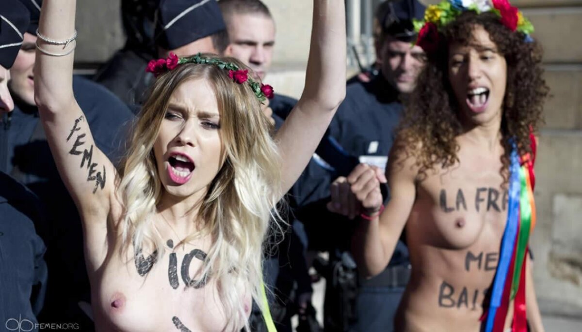 Fetele de la Femen au protestat şi în faţa Papei: "Libertate pentru homosexuali"