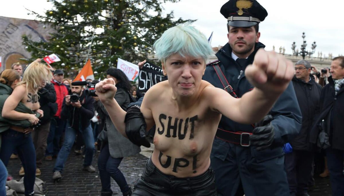 Fetele de la Femen au protestat şi în faţa Papei: "Libertate pentru homosexuali"