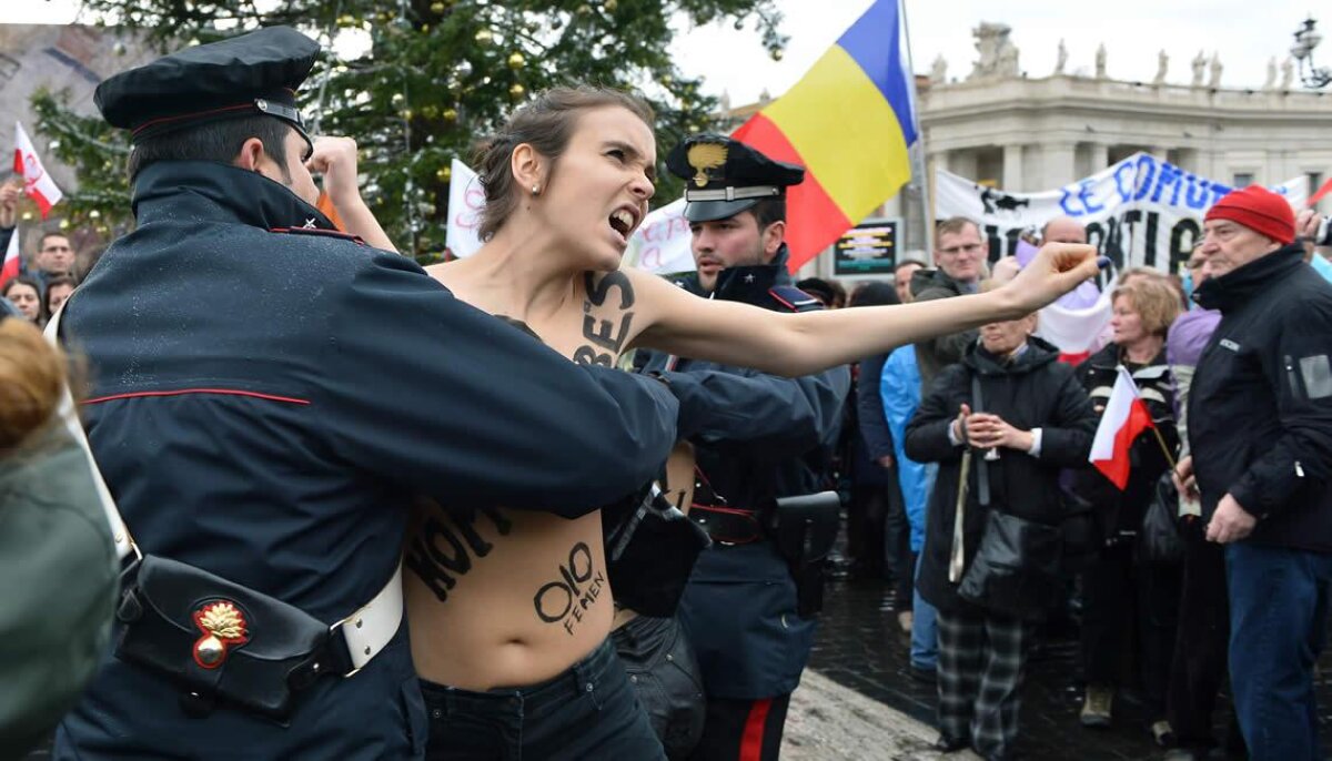 Fetele de la Femen au protestat şi în faţa Papei: "Libertate pentru homosexuali"