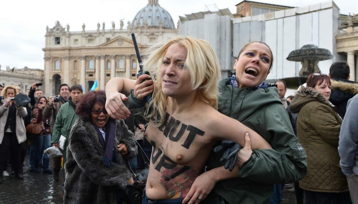 Fetele de la Femen au protestat şi în faţa Papei: "Libertate pentru homosexuali"