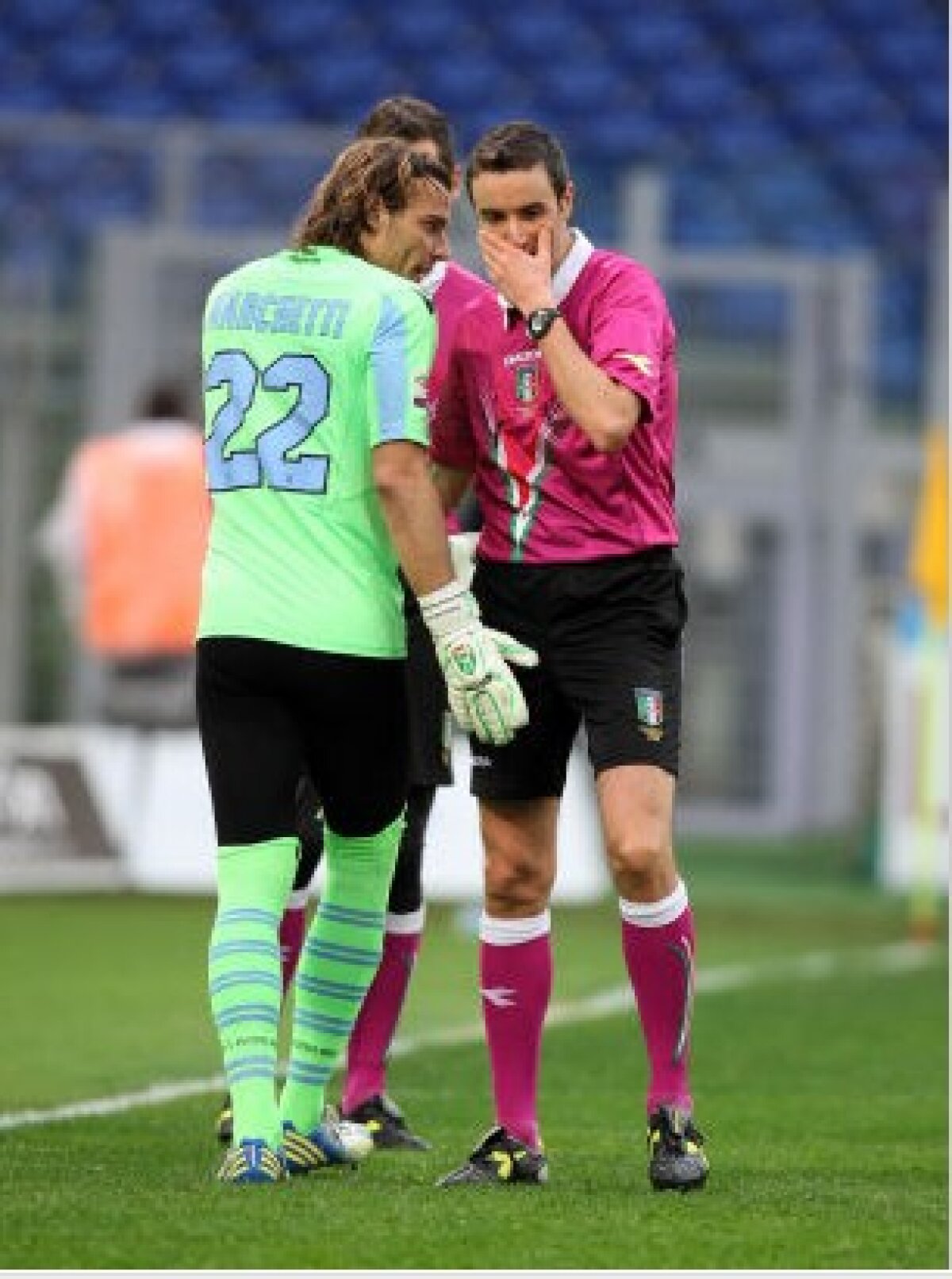 FOTO Striptease cu Marchetti » Colegul lui Ştefan Radu s-a schimbat chiar la marginea terenului