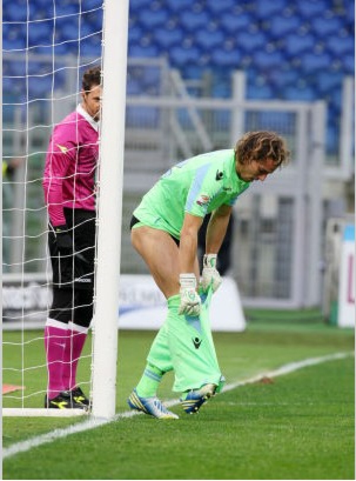 FOTO Striptease cu Marchetti » Colegul lui Ştefan Radu s-a schimbat chiar la marginea terenului