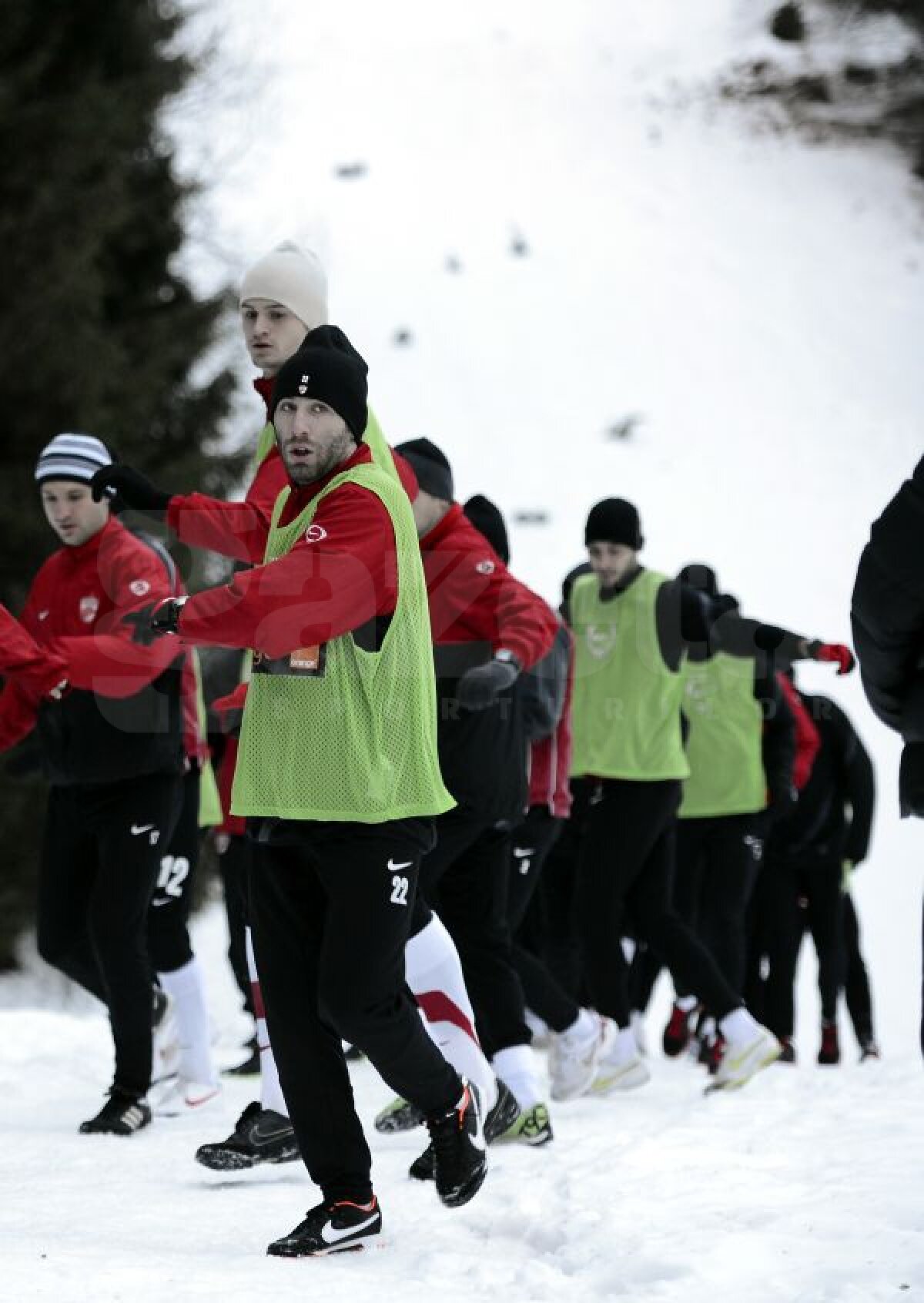 FOTO Efort cu zîmbetul pe buze » "Cîinii" au testat pantele din Poiană