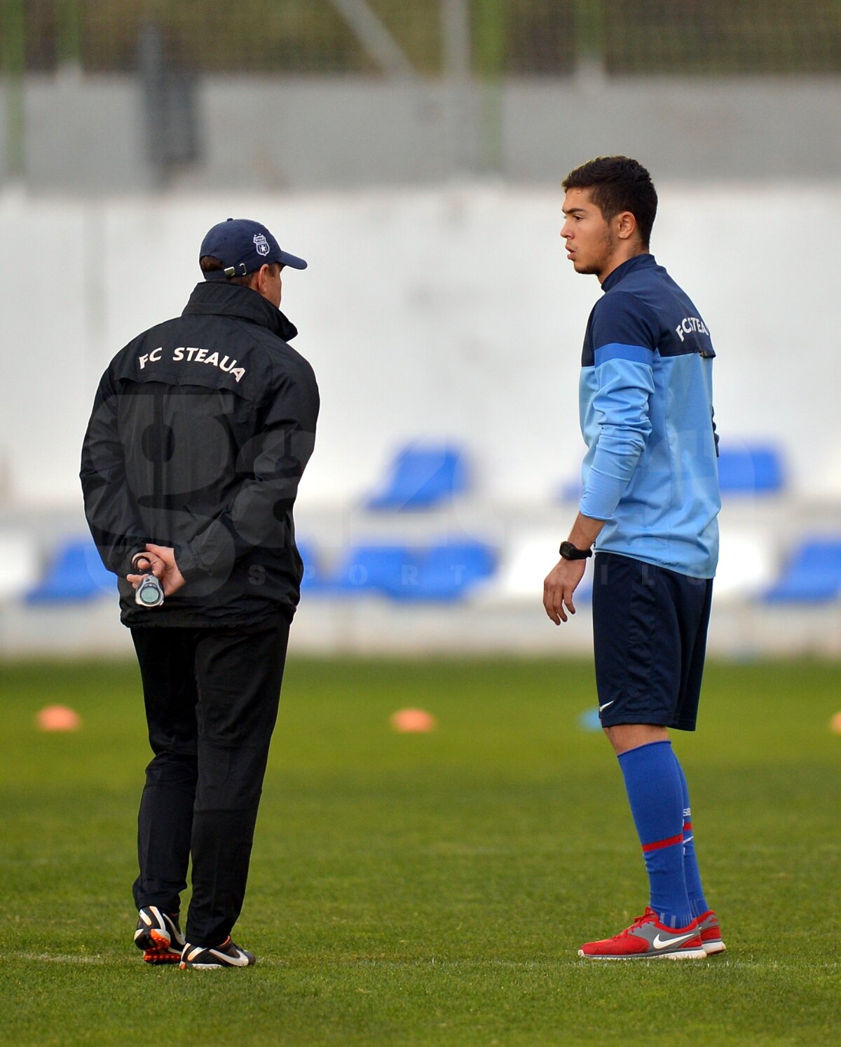 FOTO EXCLUSIV Trei feţe noi la antrenamentele Stelei din Spania » Jucătorii trag tare să-l impresioneze pe Reghe