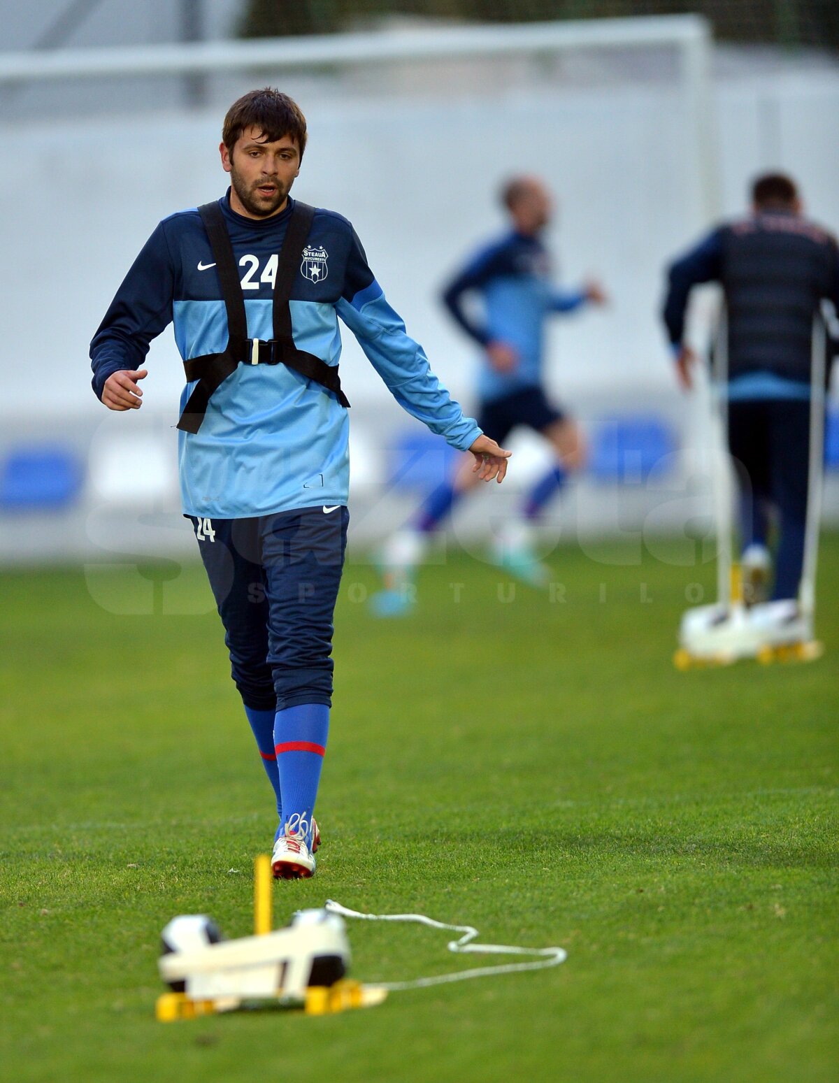 FOTO EXCLUSIV Trei feţe noi la antrenamentele Stelei din Spania » Jucătorii trag tare să-l impresioneze pe Reghe