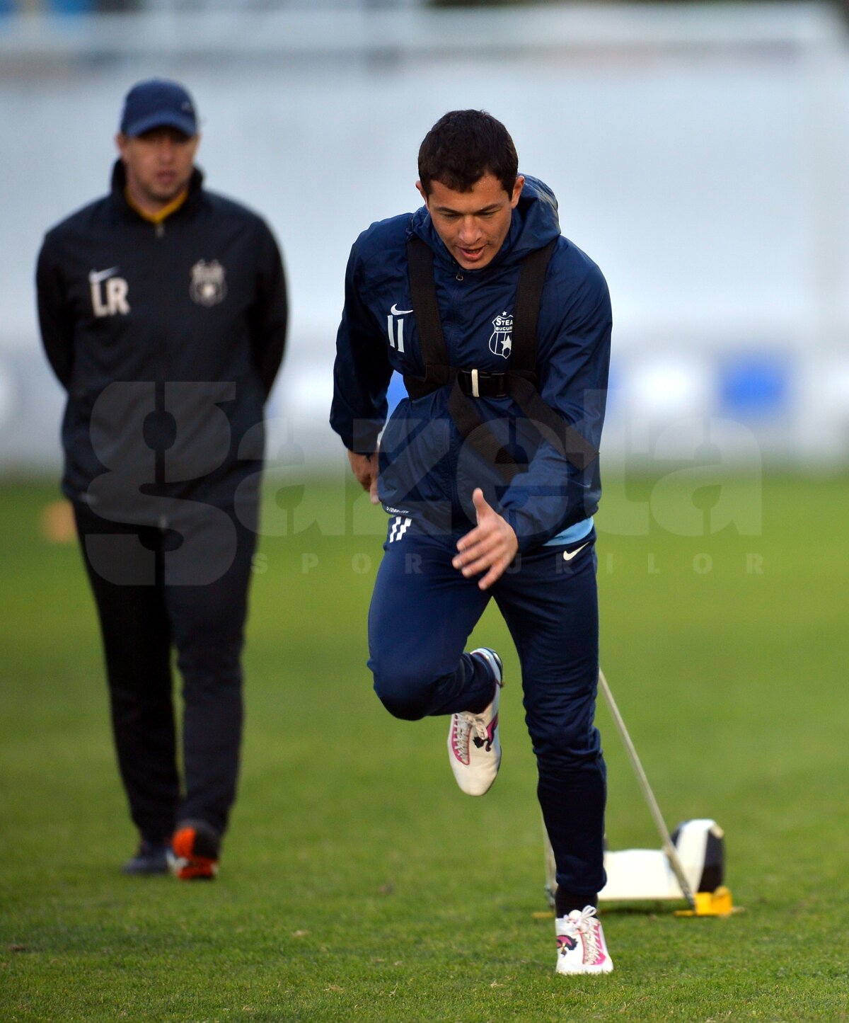 FOTO EXCLUSIV Trei feţe noi la antrenamentele Stelei din Spania » Jucătorii trag tare să-l impresioneze pe Reghe