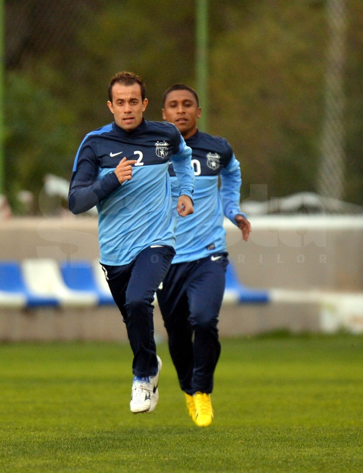 FOTO EXCLUSIV Trei feţe noi la antrenamentele Stelei din Spania » Jucătorii trag tare să-l impresioneze pe Reghe