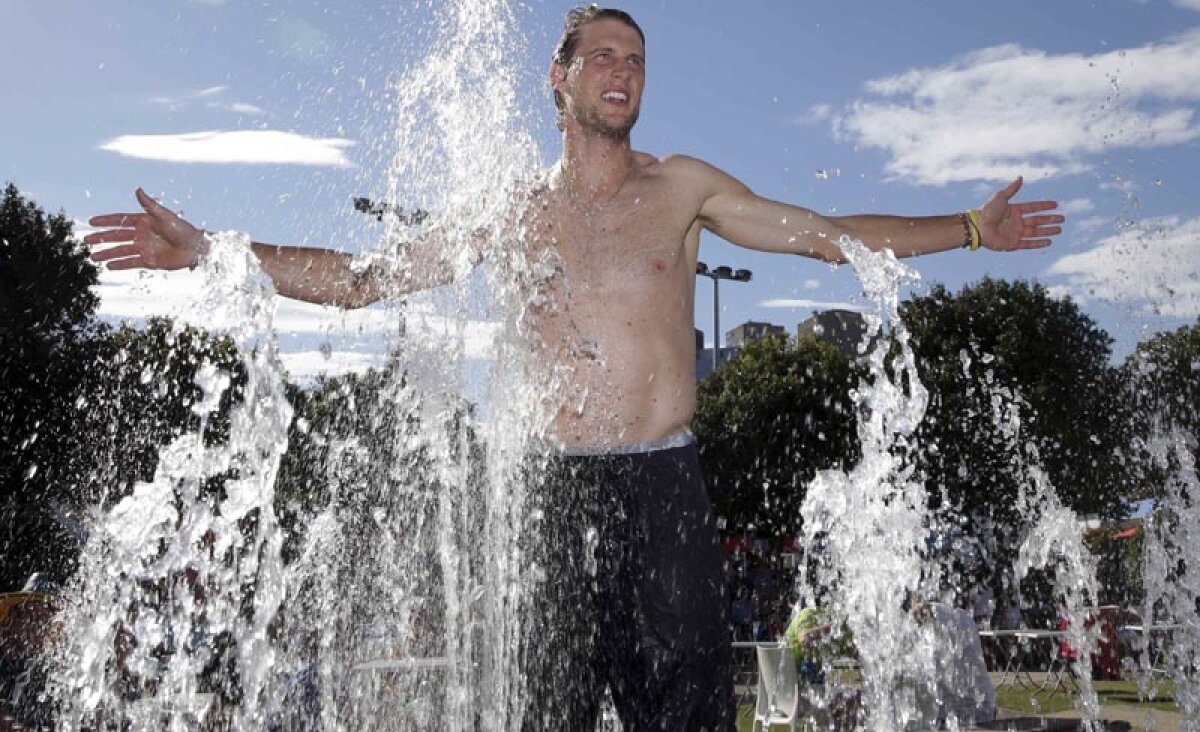 GALERIE FOTO Căldură mare la Melbourne » Cum rezistă tenismenii la temperaturi de peste 40 de grade