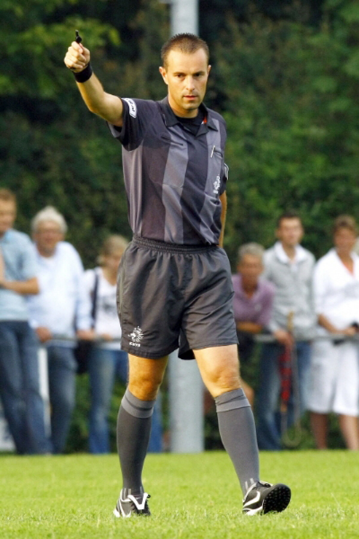 Alarmă la linie! » Unul dintre arbitrii asistenţi ai "clasicului" Ajax-Feyenoord e angajat al sponsorului "lăncierilor"