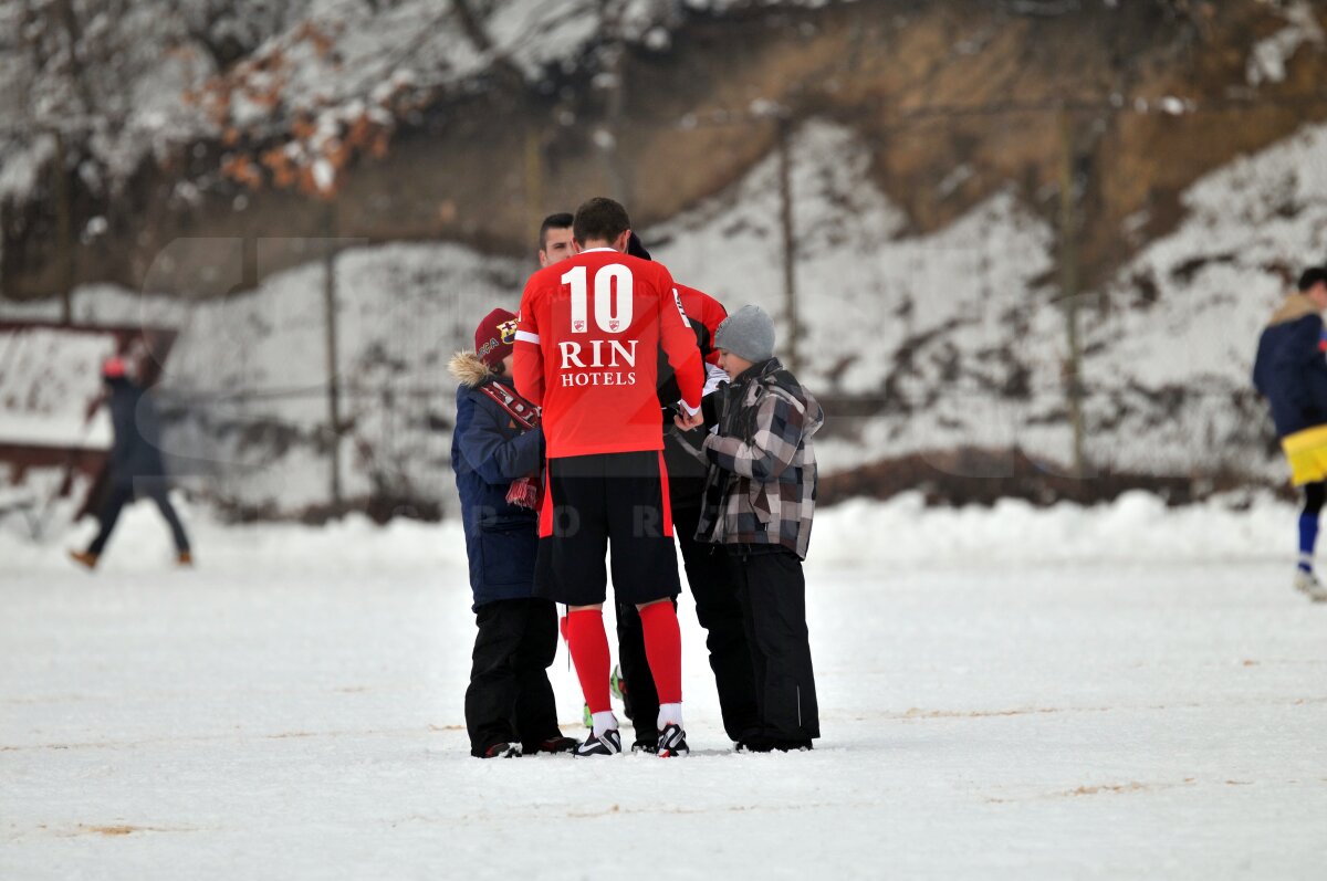 FOTO Dinamo - FC Rîşnov 8-1 » "Cîinii" s-au distrat în primul meci din 2013