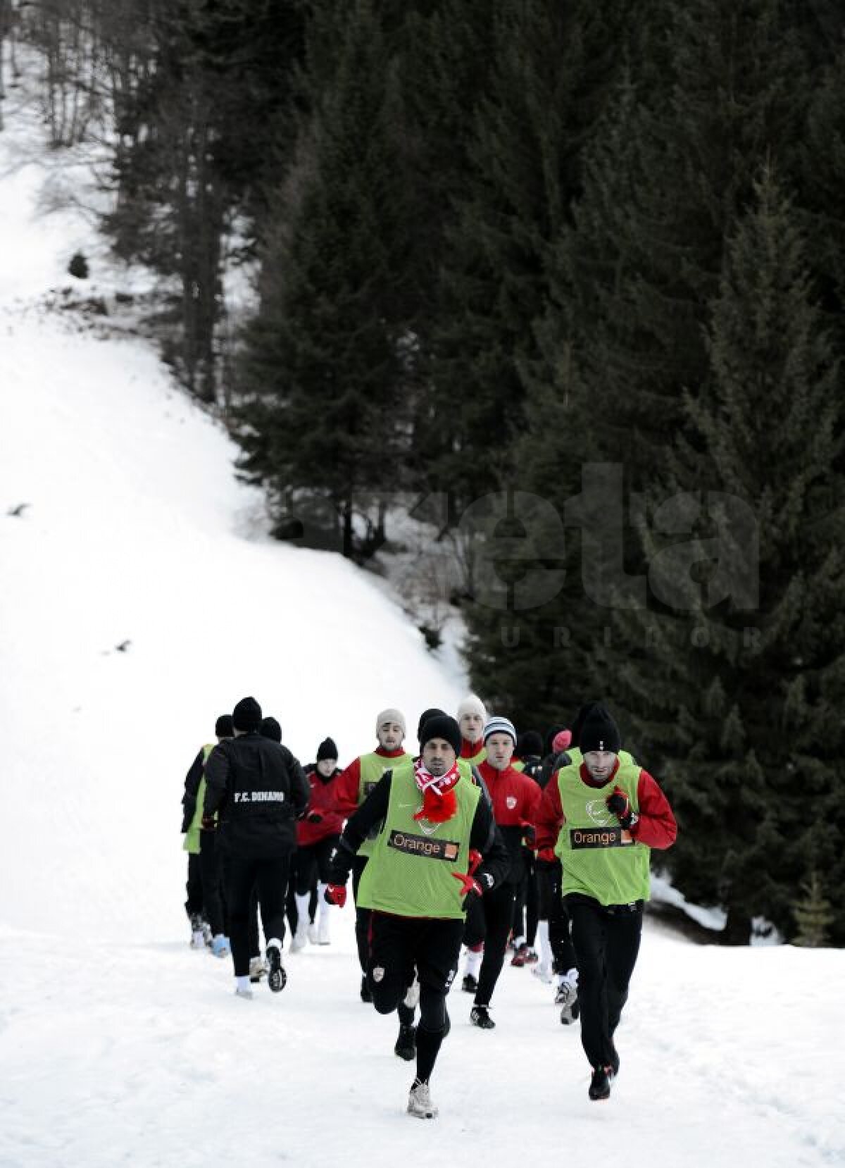 FOTO Talismanul "Corbului" » Dănciulescu nu se desparte în Poiana Braşov de fularul cu Dinamo