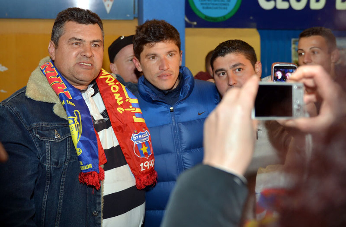 FOTO Lungul drum spre autocar » Steliştii au fost asaltaţi de fani după victoria cu Dinamo Kiev