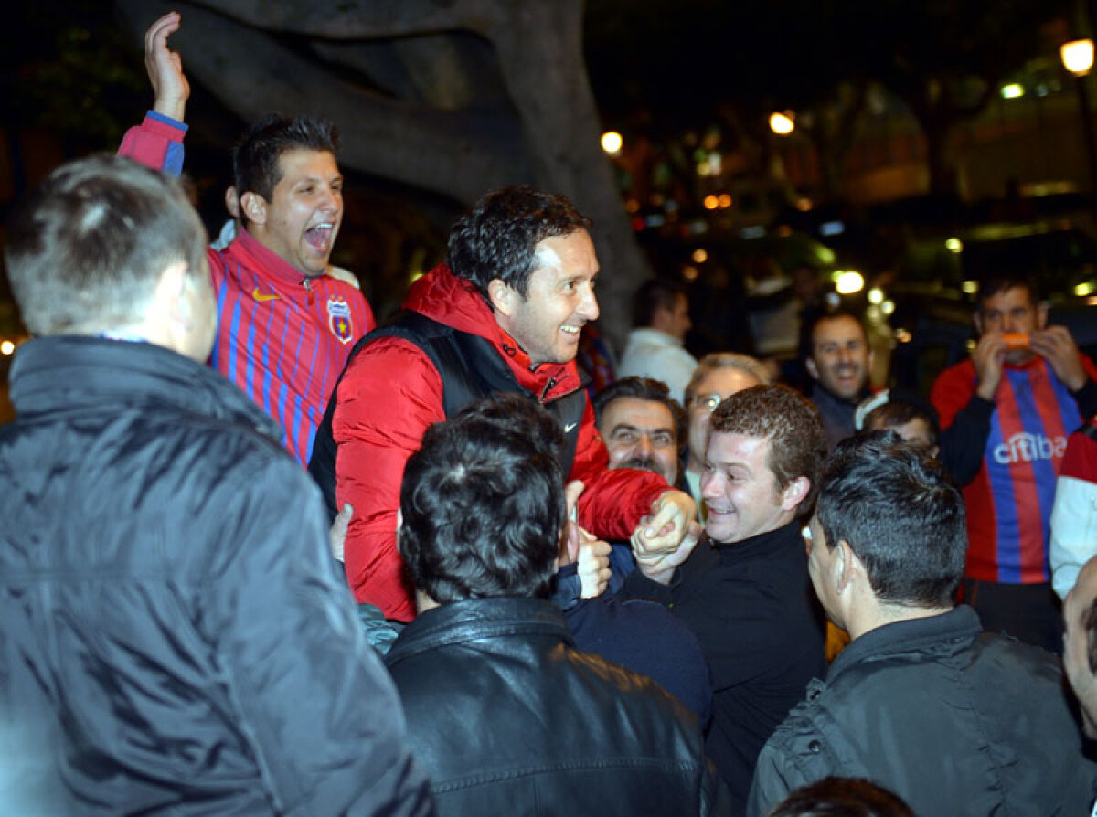 FOTO Lungul drum spre autocar » Steliştii au fost asaltaţi de fani după victoria cu Dinamo Kiev