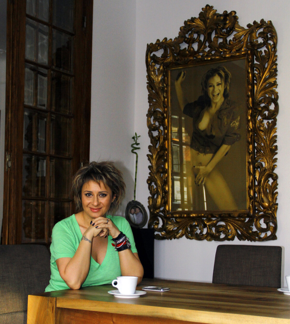 Presa le tapetează casa :) Design interior inedit folosit de familia Reghecampf