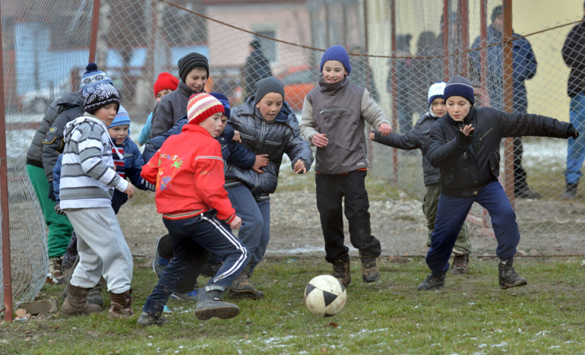 FOTO Farmecul vieţii la ţară » Distracţie şi voie bună la amicalul lui Dinamo cu AS Vulcan, 11-0