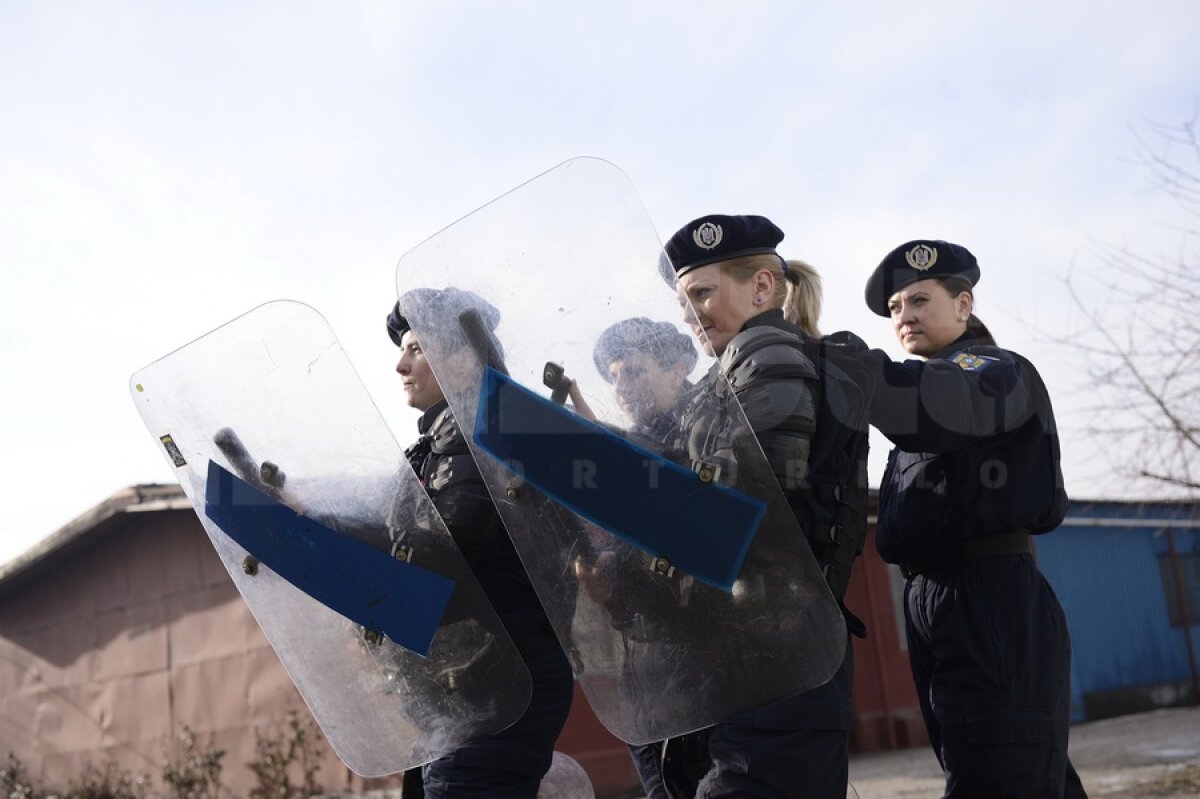 Gazeta a participat la un antrenament al reprezentantelor sexului frumos din cadrul Jandarmeriei Bucureşti » Divele cu baston!