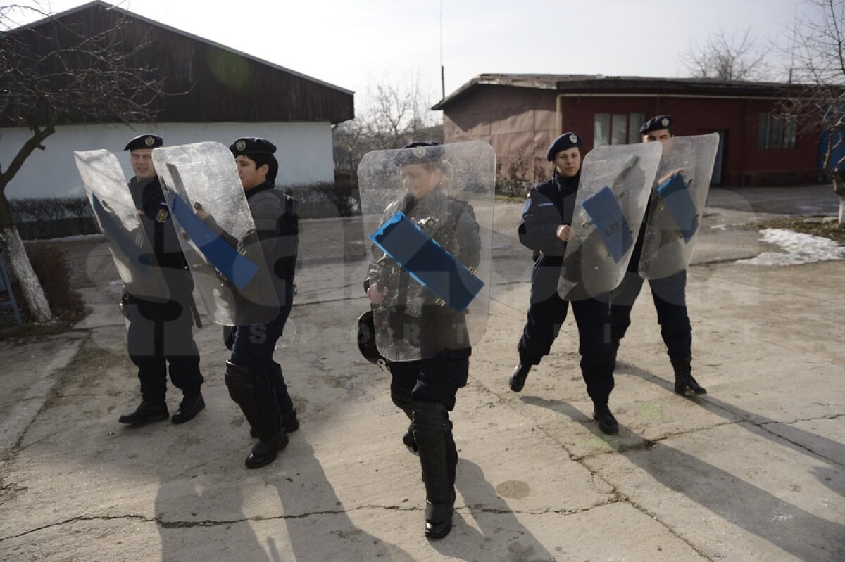 Gazeta a participat la un antrenament al reprezentantelor sexului frumos din cadrul Jandarmeriei Bucureşti » Divele cu baston!