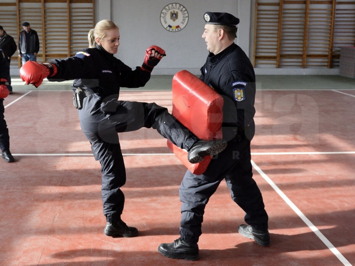 Gazeta a participat la un antrenament al reprezentantelor sexului frumos din cadrul Jandarmeriei Bucureşti » Divele cu baston!