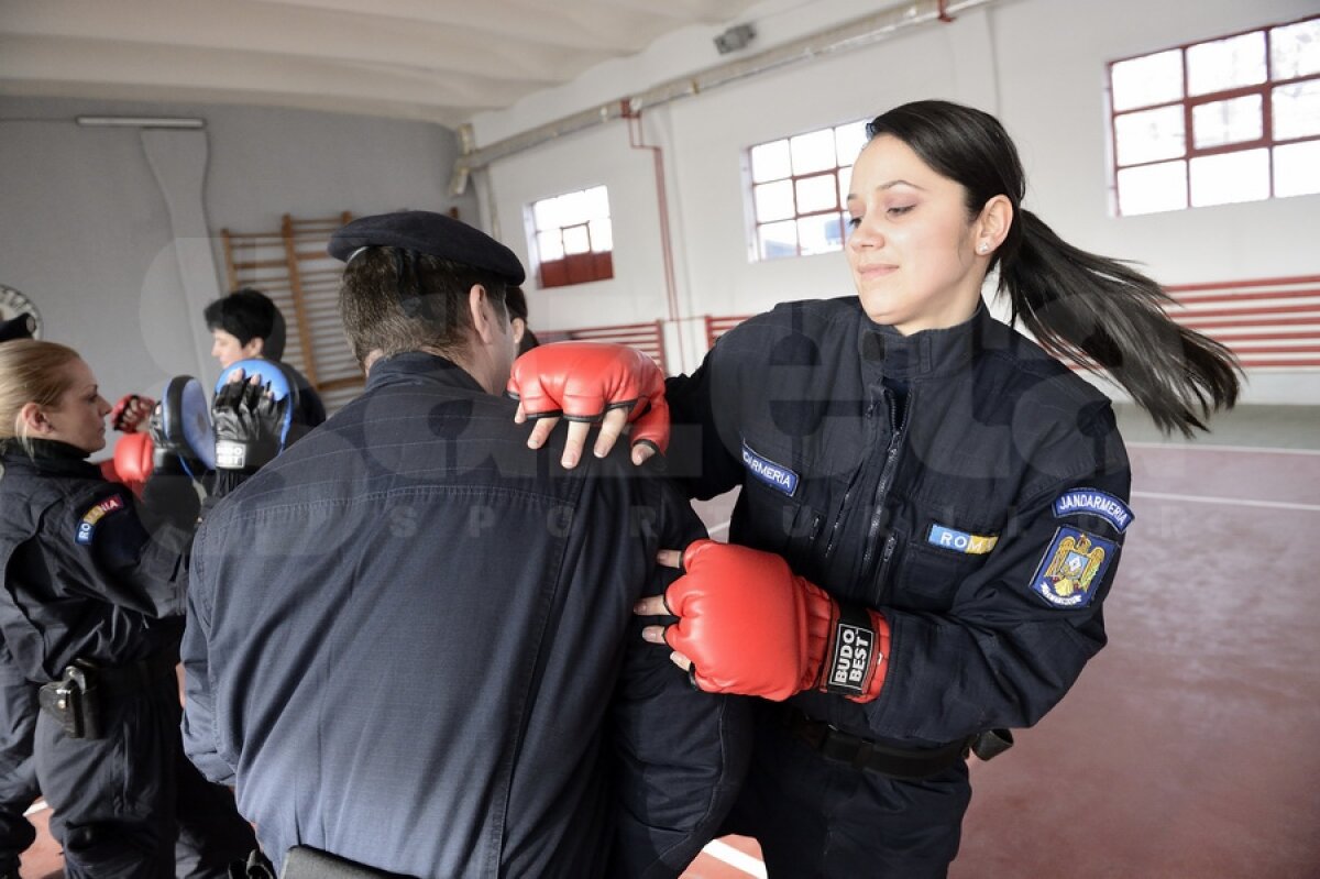 Gazeta a participat la un antrenament al reprezentantelor sexului frumos din cadrul Jandarmeriei Bucureşti » Divele cu baston!