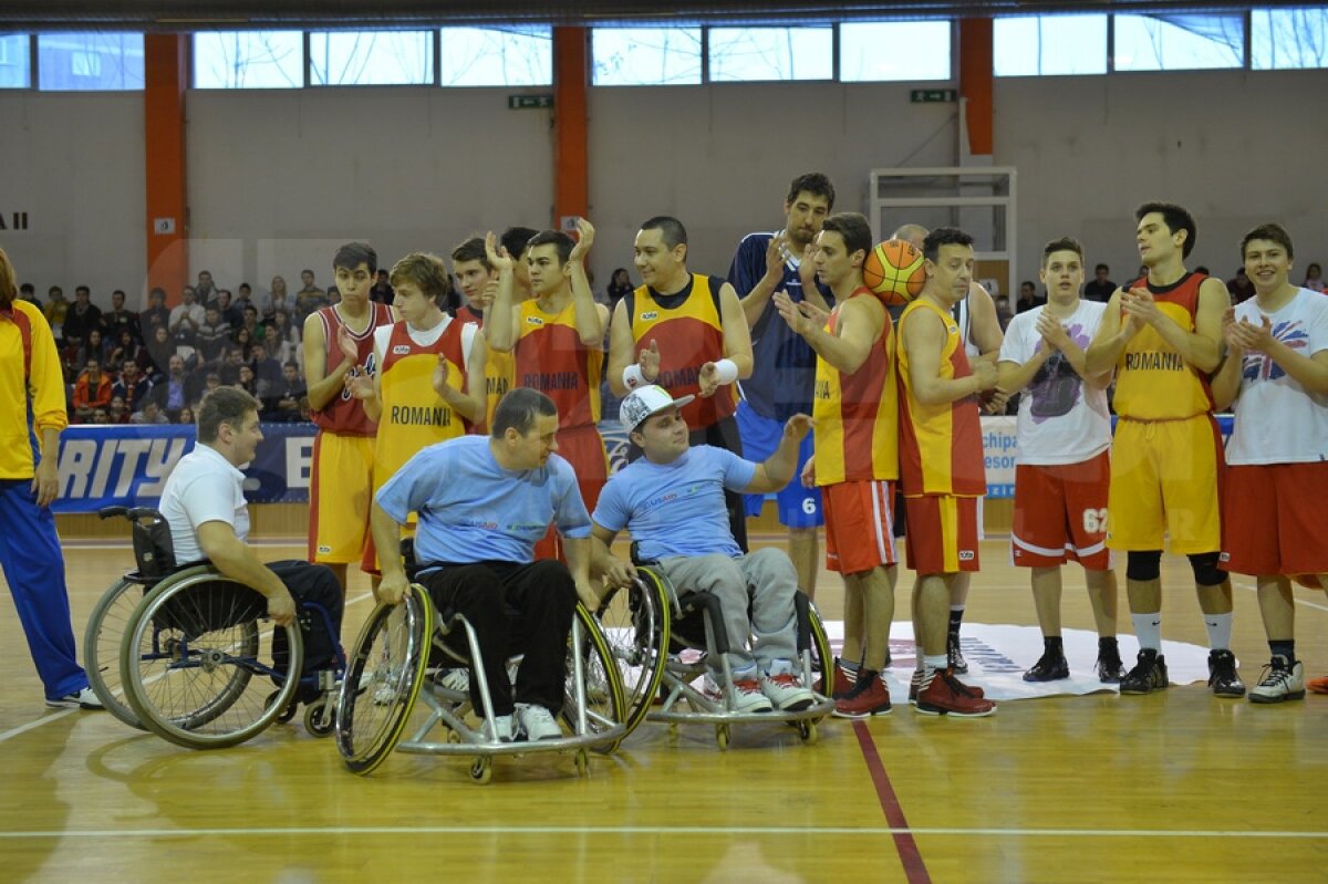 GALERIE FOTO Ponta sub panou » Premierul a jucat baschet azi alături de Badea şi Ciutacu, la Sala Rapid