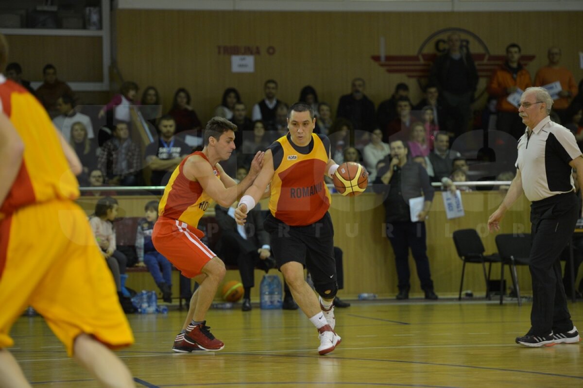 GALERIE FOTO Ponta sub panou » Premierul a jucat baschet azi alături de Badea şi Ciutacu, la Sala Rapid