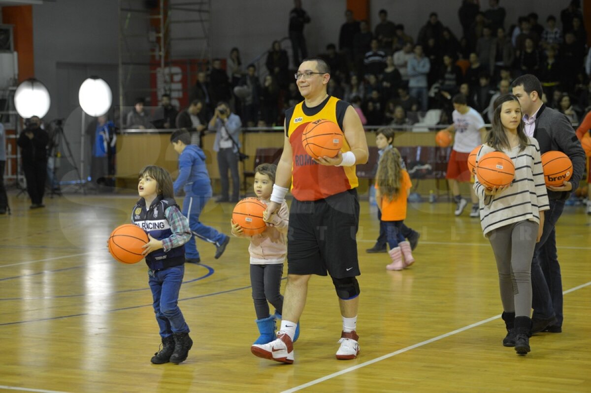 GALERIE FOTO Ponta sub panou » Premierul a jucat baschet azi alături de Badea şi Ciutacu, la Sala Rapid