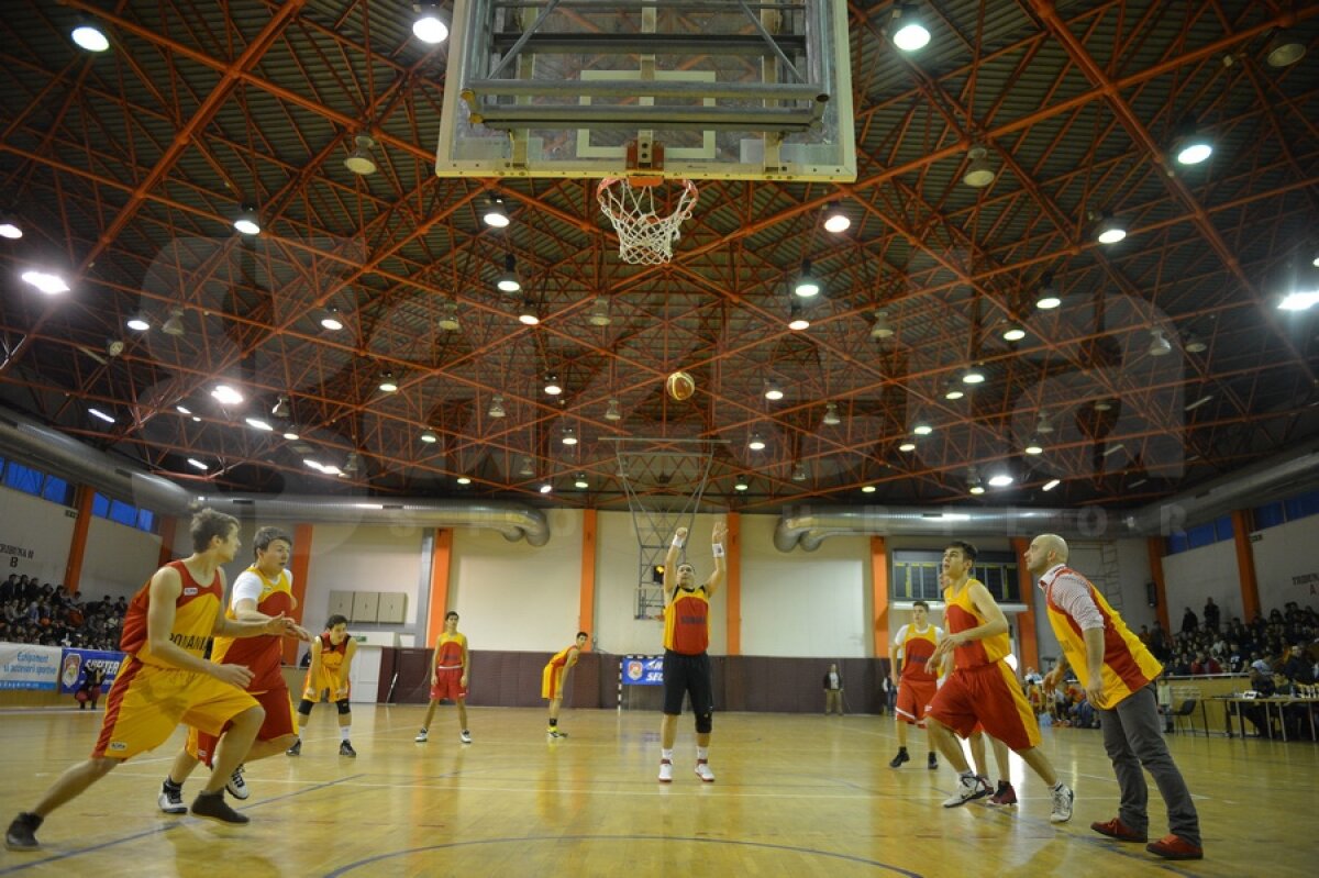 GALERIE FOTO Ponta sub panou » Premierul a jucat baschet azi alături de Badea şi Ciutacu, la Sala Rapid