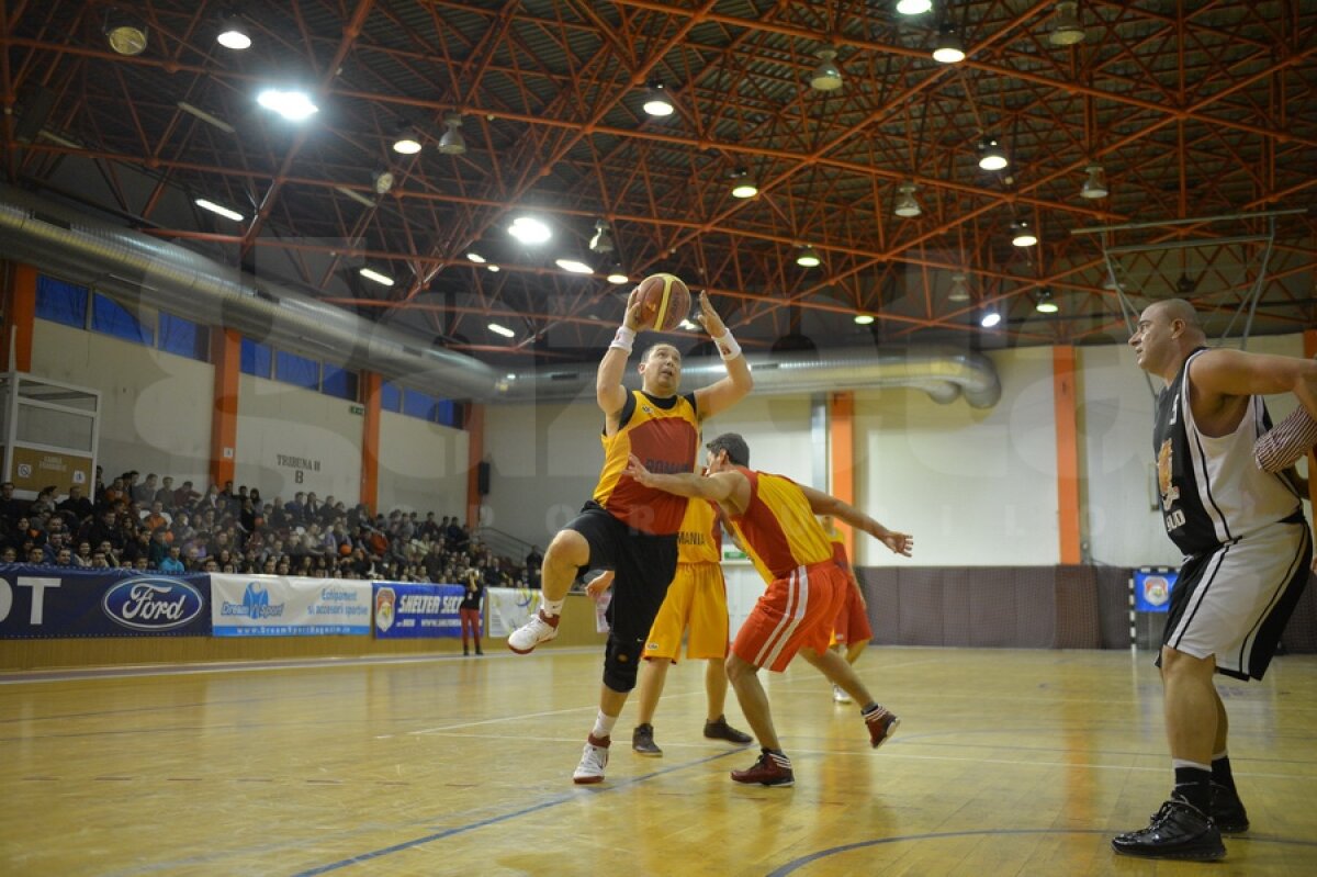 GALERIE FOTO Ponta sub panou » Premierul a jucat baschet azi alături de Badea şi Ciutacu, la Sala Rapid