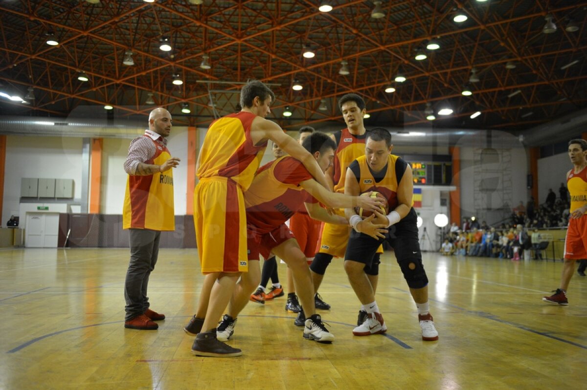 GALERIE FOTO Ponta sub panou » Premierul a jucat baschet azi alături de Badea şi Ciutacu, la Sala Rapid