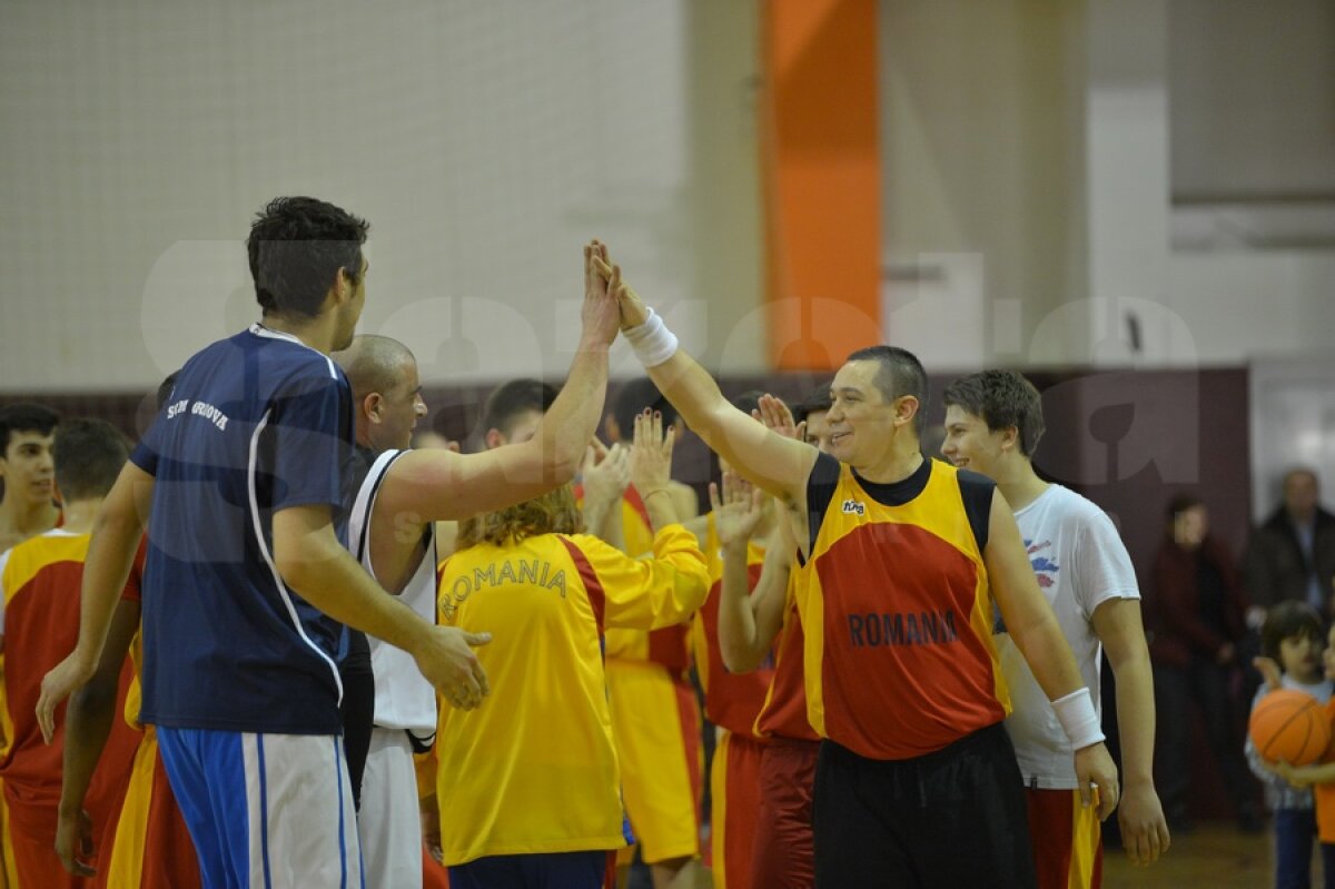 GALERIE FOTO Ponta sub panou » Premierul a jucat baschet azi alături de Badea şi Ciutacu, la Sala Rapid