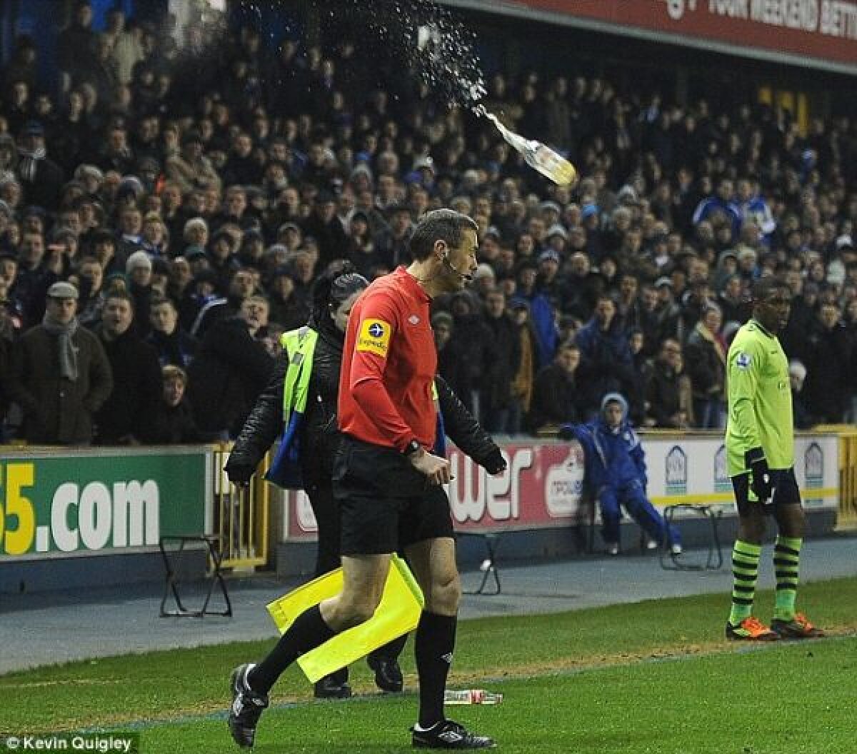 Vînătoare cu sticle » Millwall - Villa (2-1) a fost întrerupt 5 minute fiindcă fanii l-au luat la ţintă pe tuşier