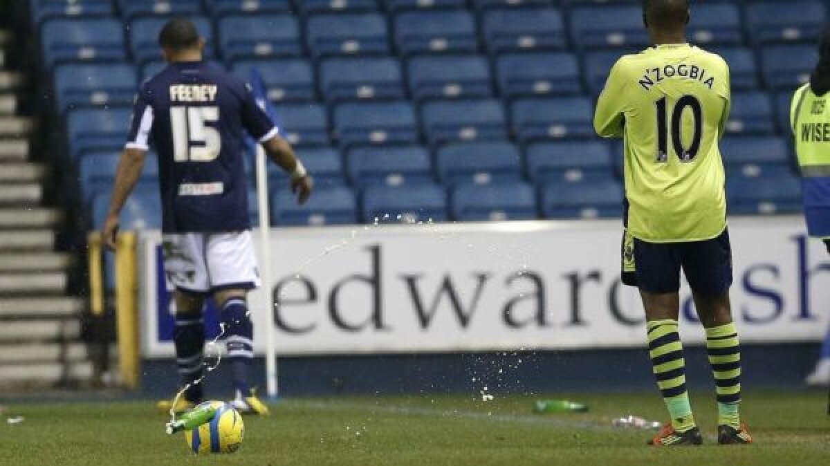 Vînătoare cu sticle » Millwall - Villa (2-1) a fost întrerupt 5 minute fiindcă fanii l-au luat la ţintă pe tuşier