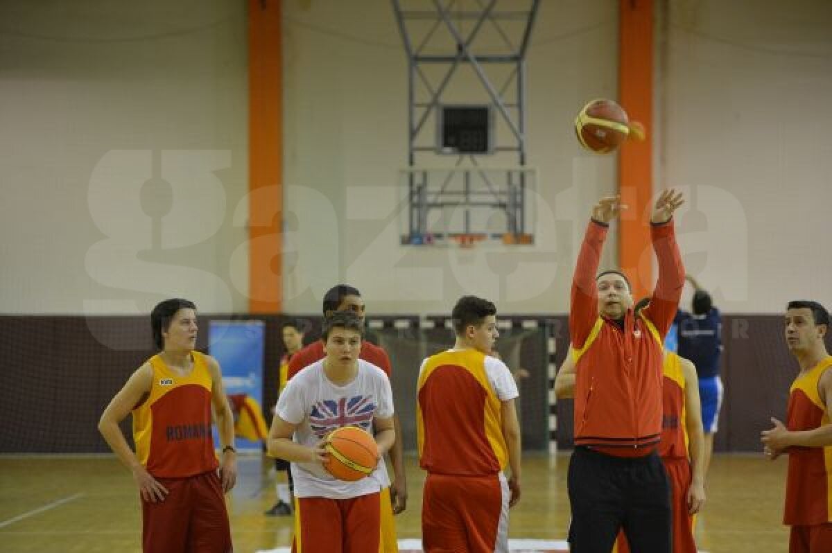 FOTO Baschet cu suflet » Mircea Badea şi Victor Ciutacu s-au duelat sub panou într-un meci caritabil