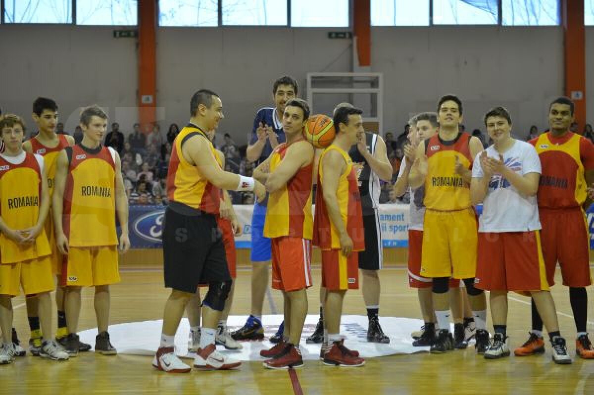 FOTO Baschet cu suflet » Mircea Badea şi Victor Ciutacu s-au duelat sub panou într-un meci caritabil