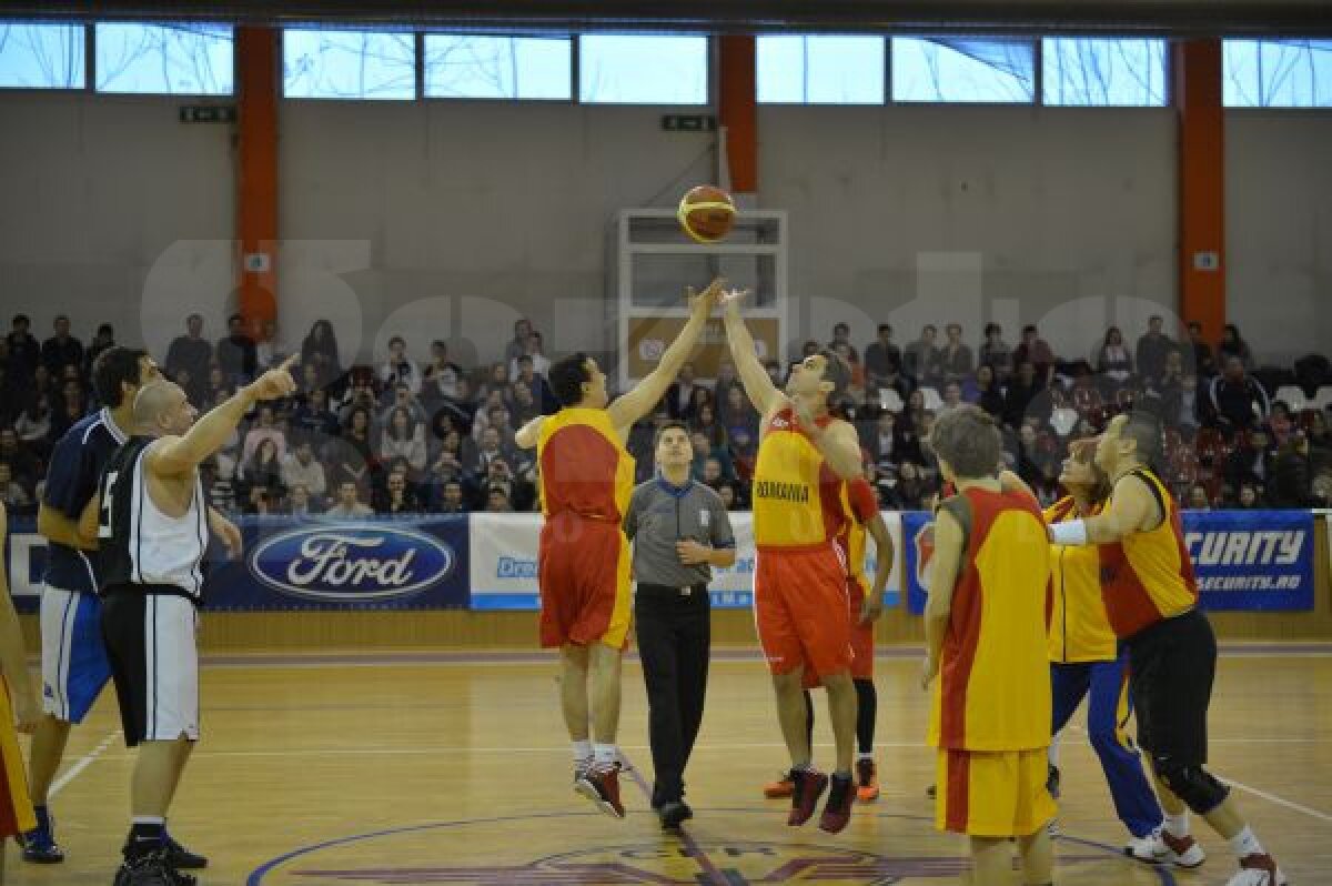 FOTO Baschet cu suflet » Mircea Badea şi Victor Ciutacu s-au duelat sub panou într-un meci caritabil