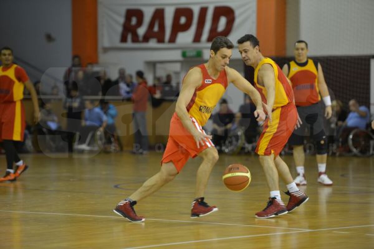 FOTO Baschet cu suflet » Mircea Badea şi Victor Ciutacu s-au duelat sub panou într-un meci caritabil