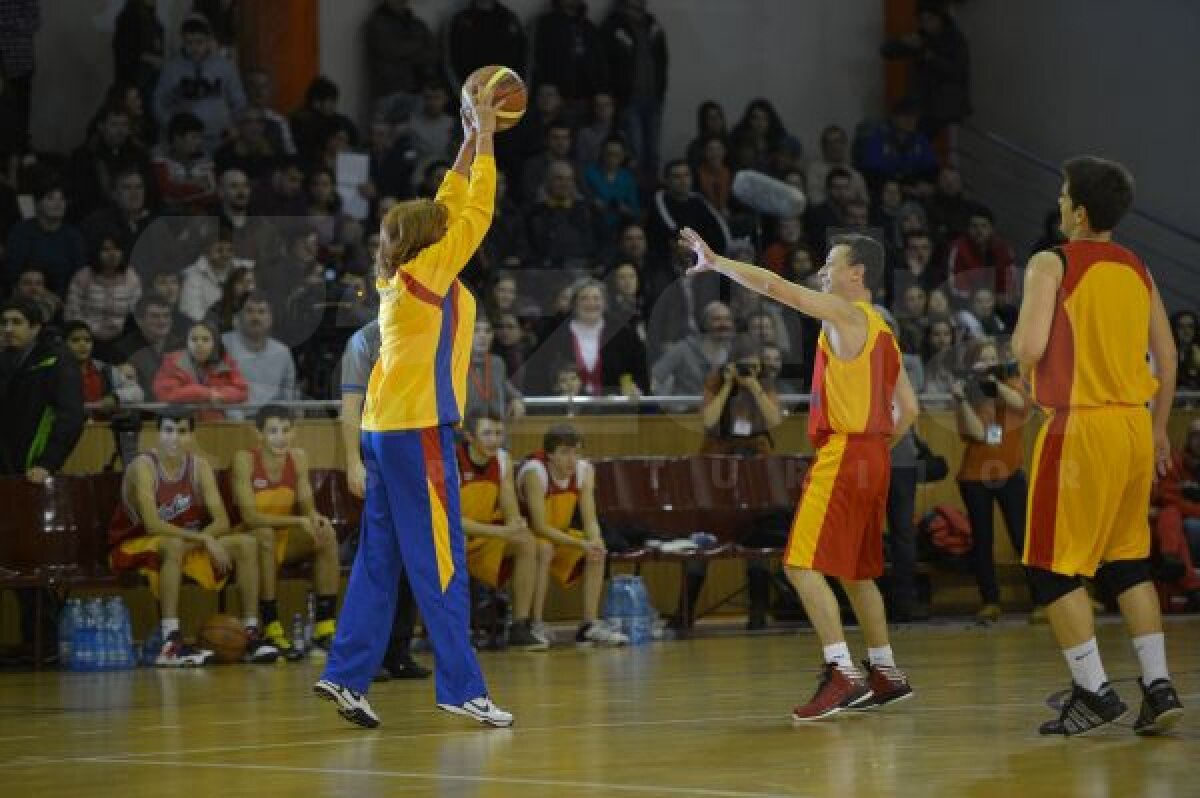 FOTO Baschet cu suflet » Mircea Badea şi Victor Ciutacu s-au duelat sub panou într-un meci caritabil