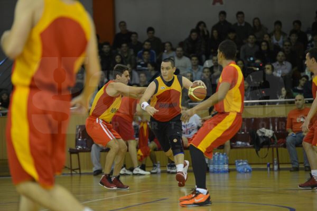 FOTO Baschet cu suflet » Mircea Badea şi Victor Ciutacu s-au duelat sub panou într-un meci caritabil