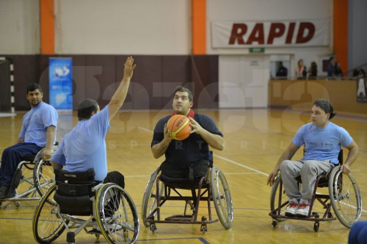 FOTO Baschet cu suflet » Mircea Badea şi Victor Ciutacu s-au duelat sub panou într-un meci caritabil