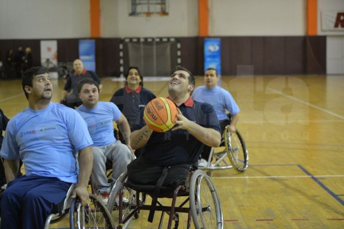 FOTO Baschet cu suflet » Mircea Badea şi Victor Ciutacu s-au duelat sub panou într-un meci caritabil