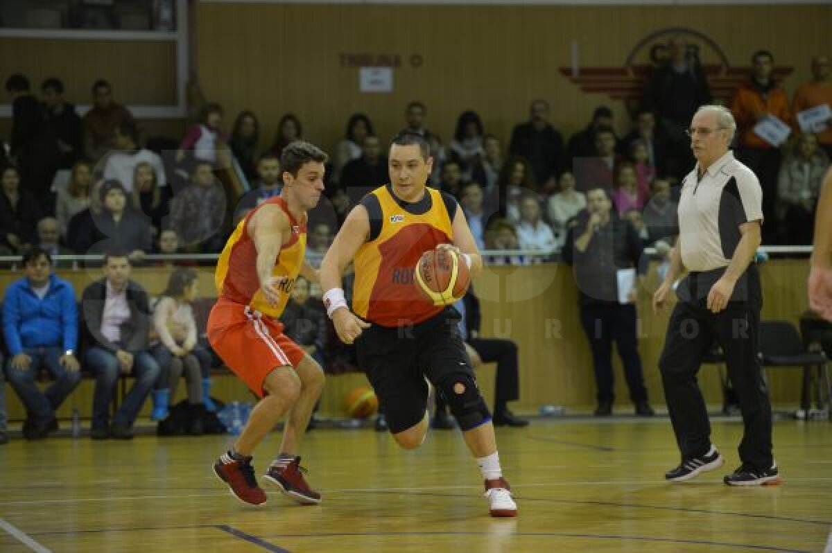 FOTO Baschet cu suflet » Mircea Badea şi Victor Ciutacu s-au duelat sub panou într-un meci caritabil